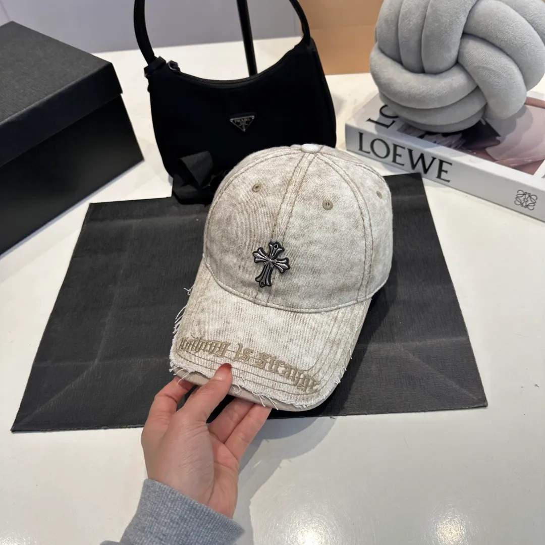 P60 Crow Heart 🆕🆕New baseball cap, stylish and classic cross logo, casual with a cool feeling, unisex style, same style for men and women! Very easy to match! Head circumference: 56-58cm is available